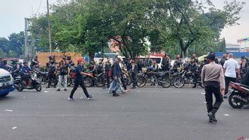 警察は、燃料価格の上昇を拒否するデモのためにゲドン有料ゲートからDPRまで何百人もの学生を護衛
