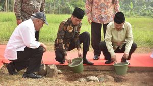 佐科威 - 尤素福·卡拉(Jusuf Kalla)在今天的记忆中将印度尼西亚国际伊斯兰大学的第一块石头放在记忆中,2018年6月5日