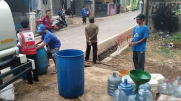 每天向Cianjur的8个地区提供清洁水的5辆Bolak-balik水箱卡车受到干旱的影响