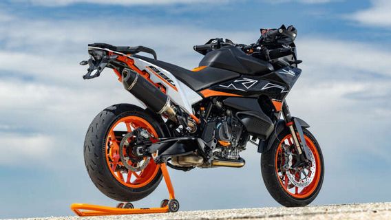 KTM 890 SMT 2024 موجود في ماليزيا ، ولا يوجد سوى ثماني وحدات ساجا