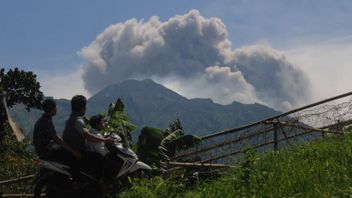 Mount Merapi Dozens Of Hot Clouds Fall Due To The Landslides Of The Southwest Lava Dome