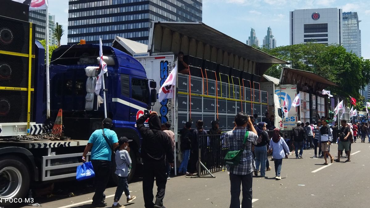 10 Sound Tengg Trucks Ready To Take Action At 2 PM On Jalan Jenderal Sudirman