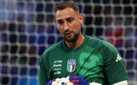 Kocak, Kiper Donnarumma Masih Benahi Sarung Tangan Saat Gawang Italia Kebobolan