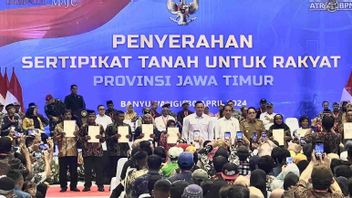 AHY Dampingi Jokowi Serahkan 10.323 Sertifikat Tanah di Banyuwangi