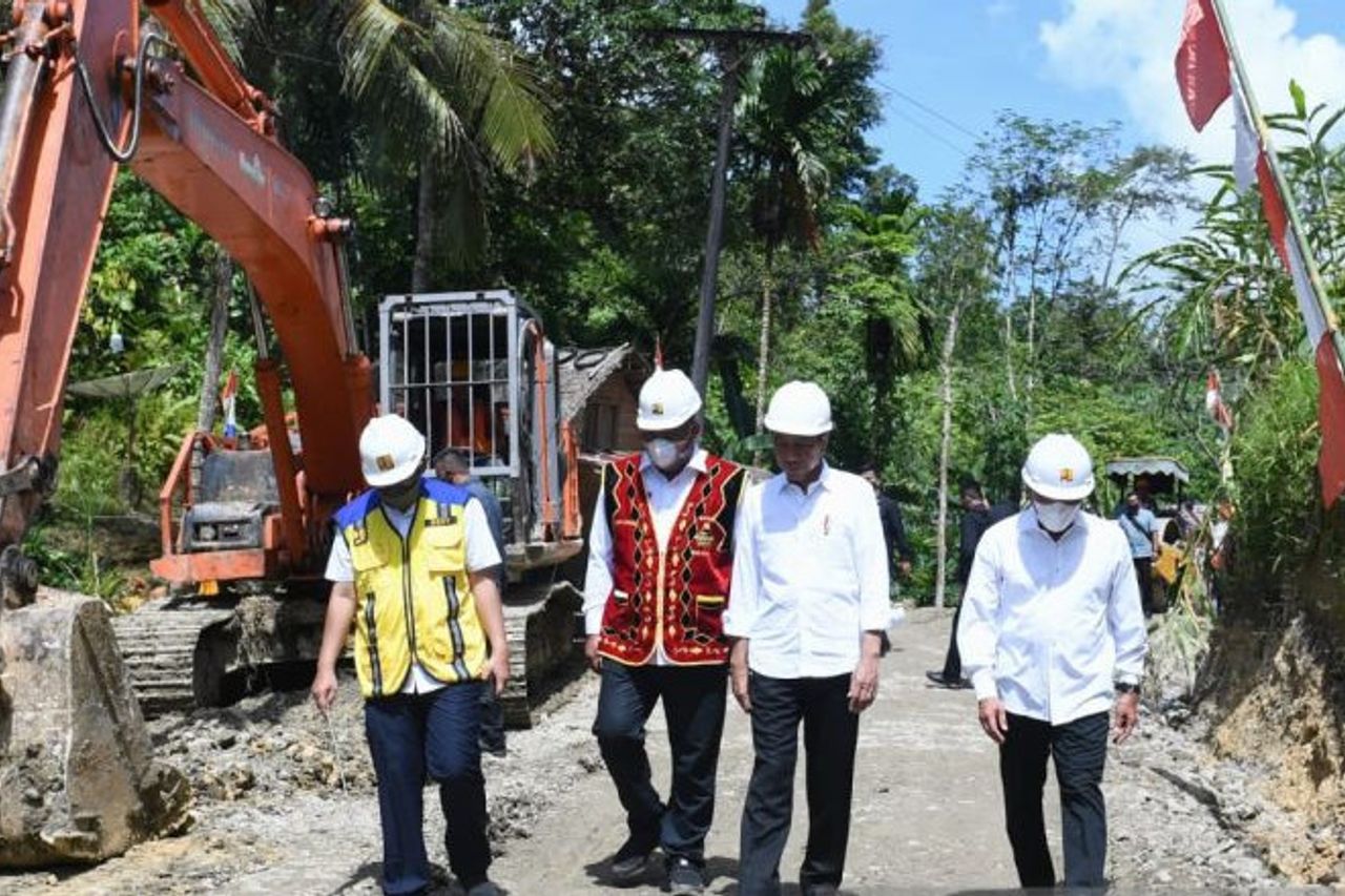ジョコウィ大統領、ニアス島の道路プロジェクトをレビュー