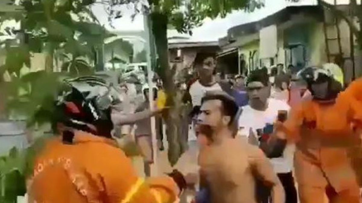 Viral Shirtless Citizens Push And Challenge Fighting Firefighters In Sangatta Kutim