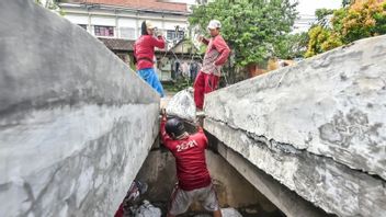 泗水村疏浚排水沉积物以防止洪水
