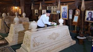 Kaesang Kenang Soeharto sebagai Bapak Pembangunan saat Ziarah di Astana Giri Bangun