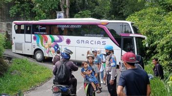 Bus Wisata dari Bandung Tersangkut di Kelok 44 Agam
