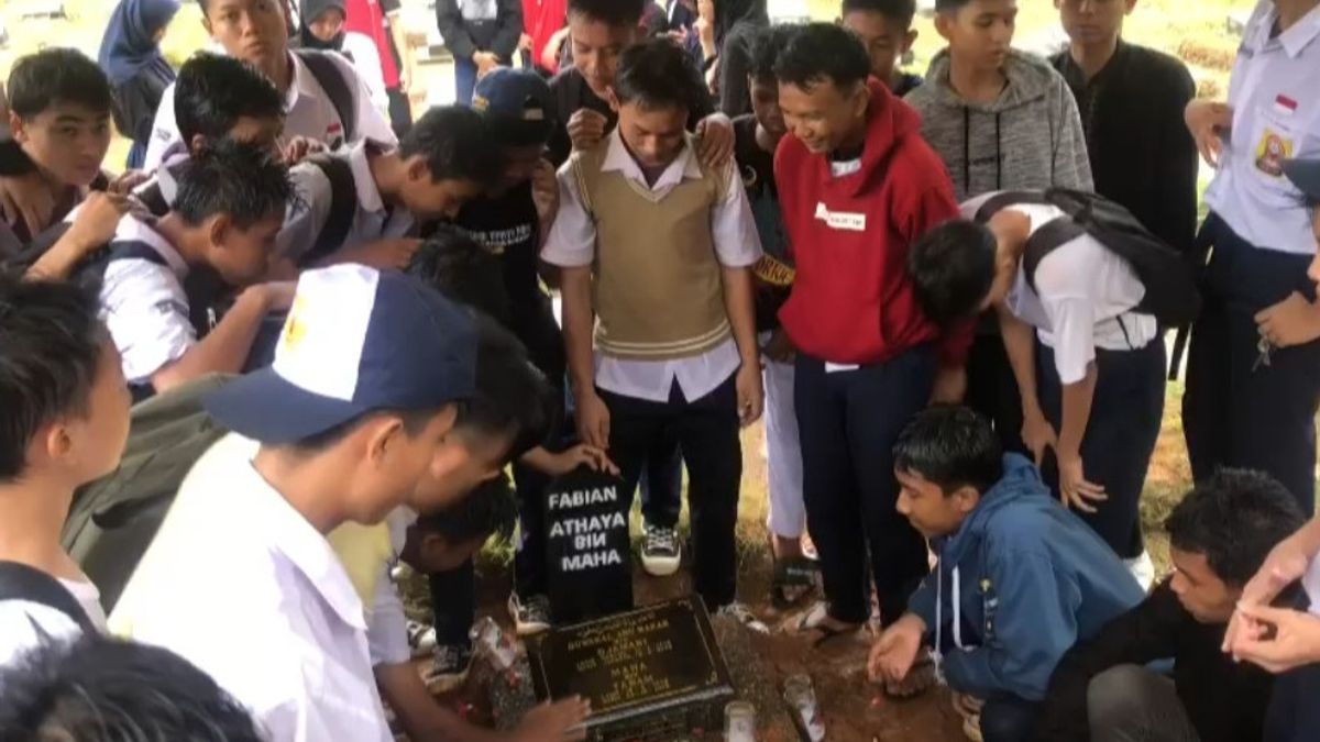 Isak Tangis Breaks Down During The Funeral Process Of Junior High School Students Who Died As A Result Of An Accident At The Pondok Kopi Flyover