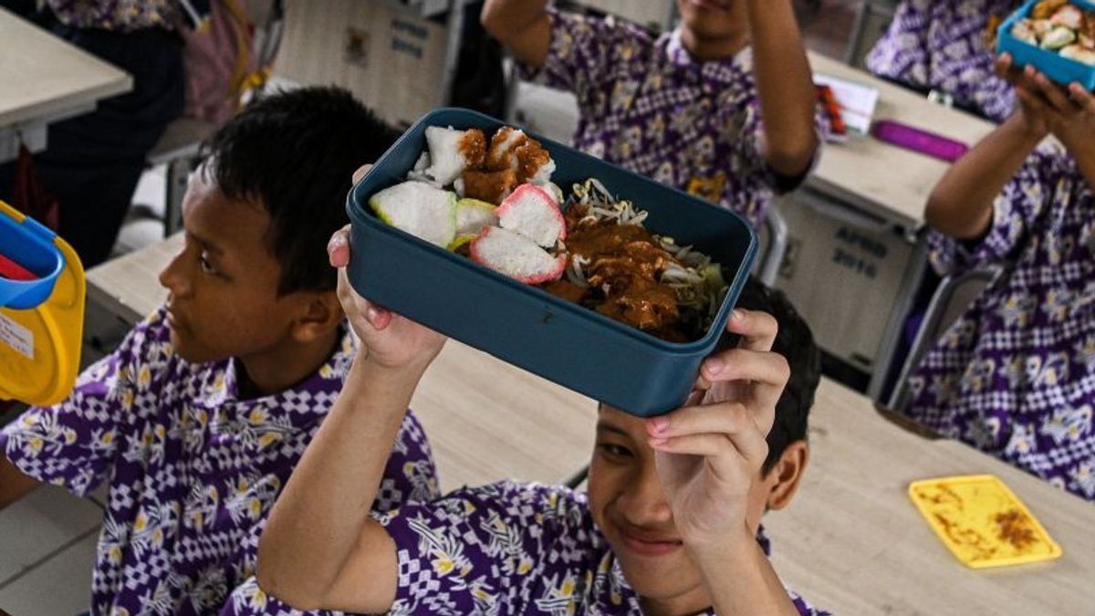 Menteri dan Wamen Tinjau Makan Bergizi Gratis Hari Ini