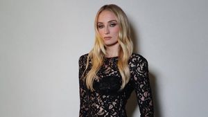 Putus dari Pasangan Masing-masing, Sophie Turner dan Chris Martin Dikabarkan Pacaran