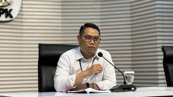 KPK a désigné le Bupati Gatut Sunu et son adjoint comme suspects d'extorsion après avoir été pris dans un OTT