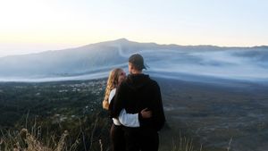 Ragam Ekspresi Para Wisatawan di Puncak Penanjakan