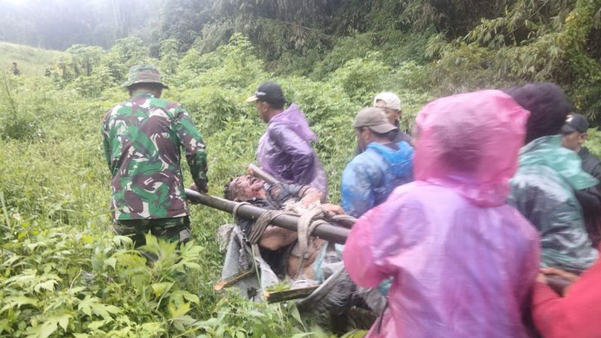 Des agents de l’excavateur nettoent la rivière Bukittinggi-Padang tués submergés dans l’eau