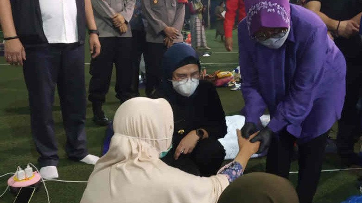 Black Gloves, Social Minister Risma Massages Refugees Of Fire Victims At Pertamina Indramayu Refinery