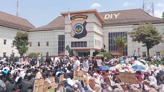 Des milliers de Santri ont attaqué le quartier général de la police de Yogyakarta, exigeant que l'agression au couteau de deux de leurs collègues soit résolue