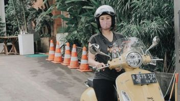 ركوب دراجة نارية لشراء الأرز وحفاضات وحدها، Netizens: الحصول على تذكرة شرطة هالة Kasih