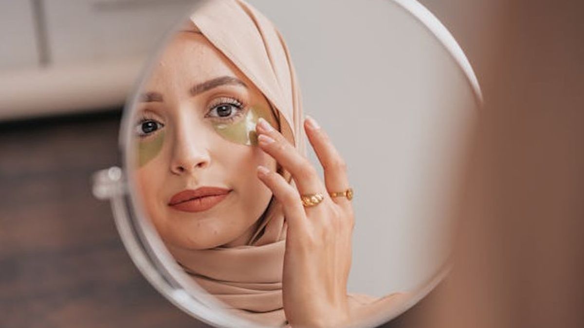 Cara Menggunakan Makeup pada Kulit Kering untuk Hasil Akhir yang Lembap dan Dewy