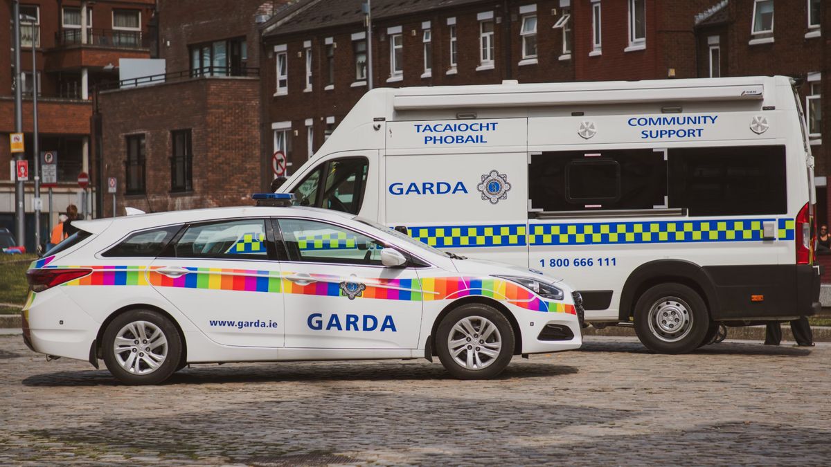 Un prêtre au barak de l'armée irlandaise ditikam, la police enquête sur le terrorisme présumé