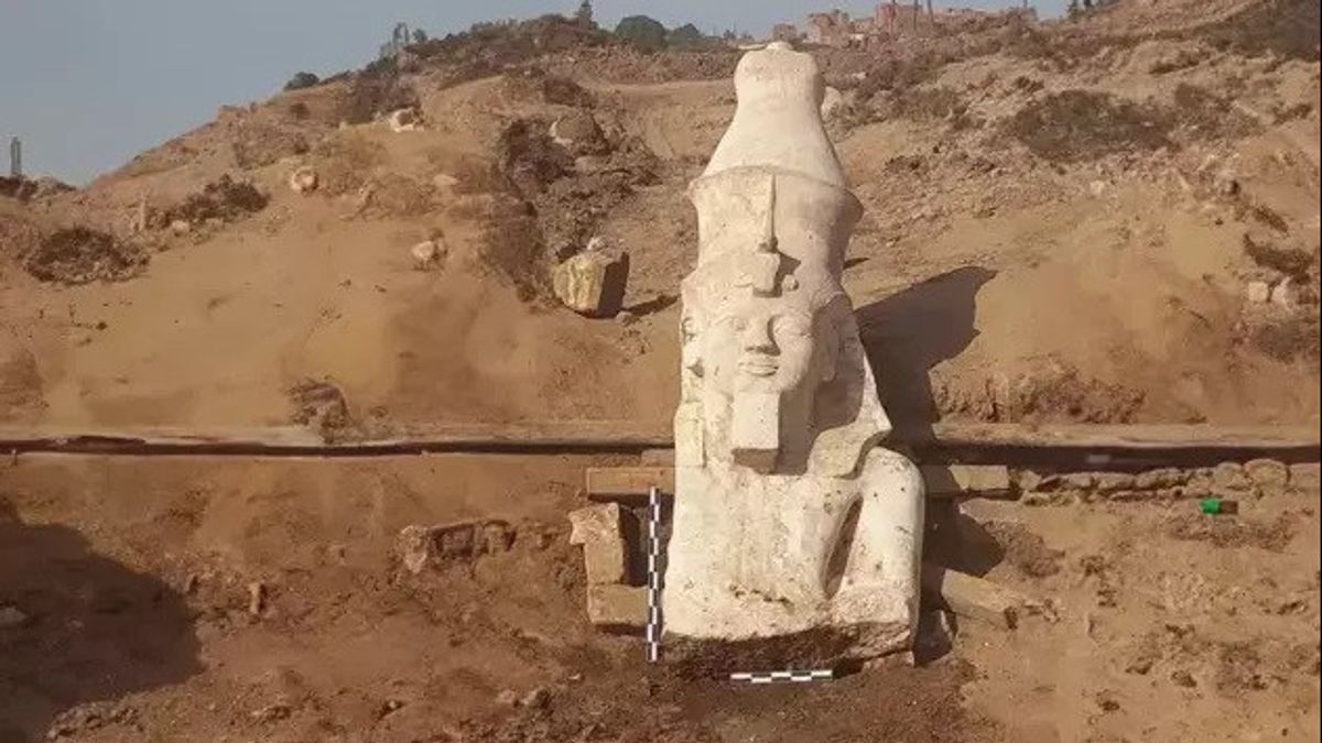 جاكرتا - نجح علماء الآثار في العثور على الجزء العلوي من تمثال رامسيس الثاني بعد اكتشاف الجزء السفلي من القرن الماضي