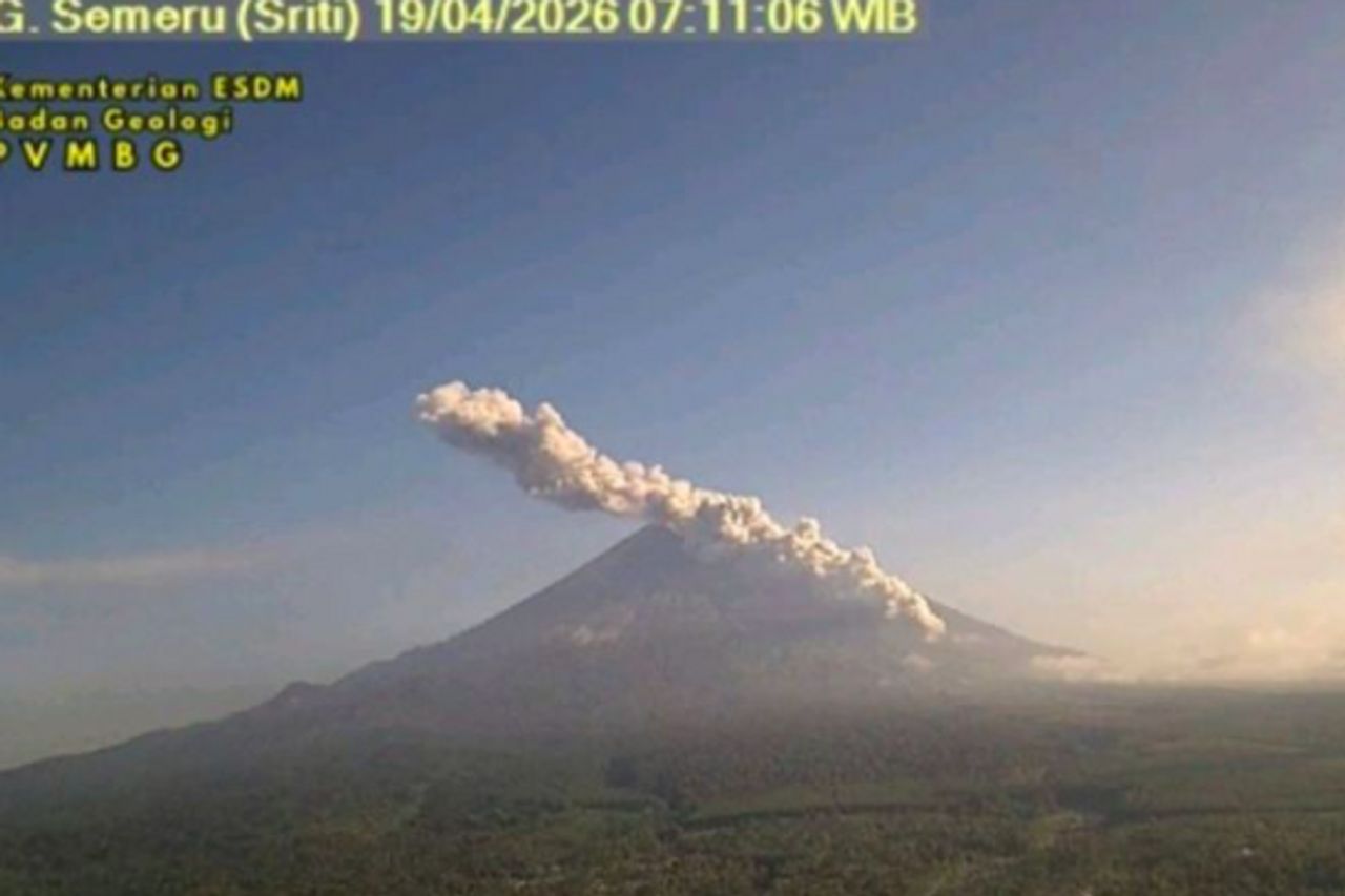 今朝のセメルの山の噴火は、4 kmの熱雲を放出します
