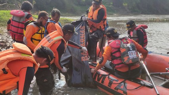 由Bengawan Solo河水流携带3天,Sulami被发现死亡