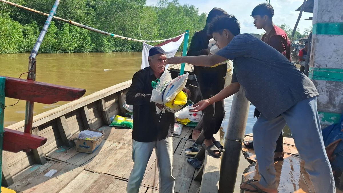 Jalan Putus Total, LazisKu Salurkan Bantuan Lewat Sungai di Langkat