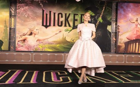 Tampil di Premier Wicked, Gaya Ariana Grande Pakai Gaun Berhiaskan 50 Ribu Kristal