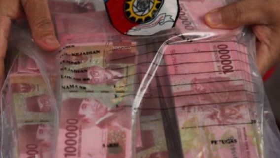 Une vendeuse d’argent contrefait à Bojonegoro arrêtée, 150 cartes éclatées et 100 000 000 IDR saisies