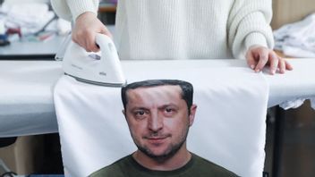 In The Czech Republic, Volodymyr Zelensky Became A Sex Symbol Until He Made A Pillow With His Face Design
