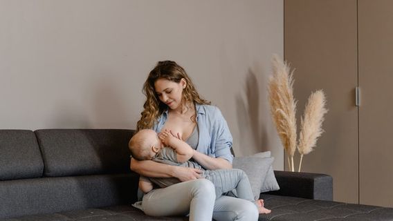 5 Easy Tips For Abundant Breast Milk And Babies Drinking Milk