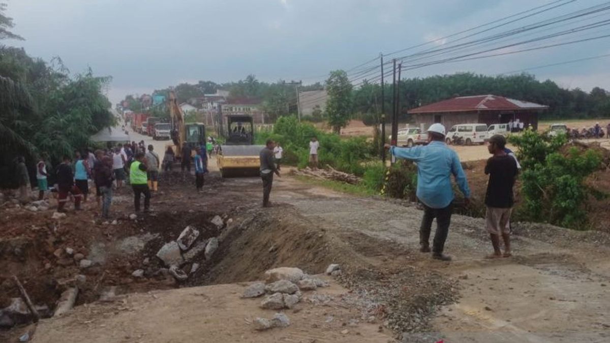 Repair Of Road Longsor Access Towards The City Of Nusantara When Passed By Trucks Targeted To Be Completed For 12 Days