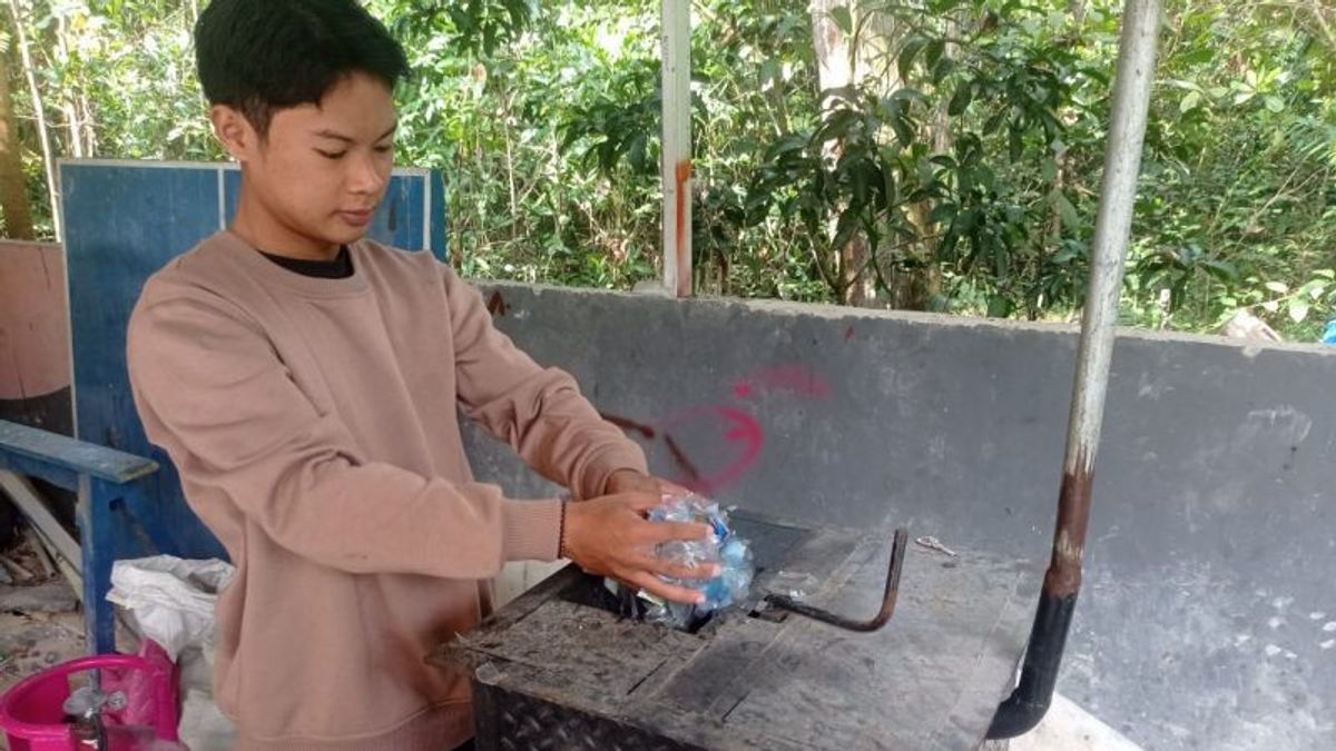 PLN Beri Dukungan Penuh Pengolahan Sampah Plastik Jadi Paving Block