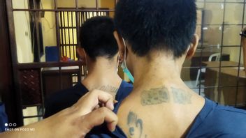 Polisi Kejar Pengamen di <i>Trafic Light</i> Cakung Bergaya Punk Terkait Pemukulan Pelajar SLB