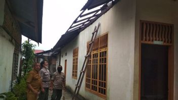 2 Maisons à Padang Endommagées Par Des Tornades