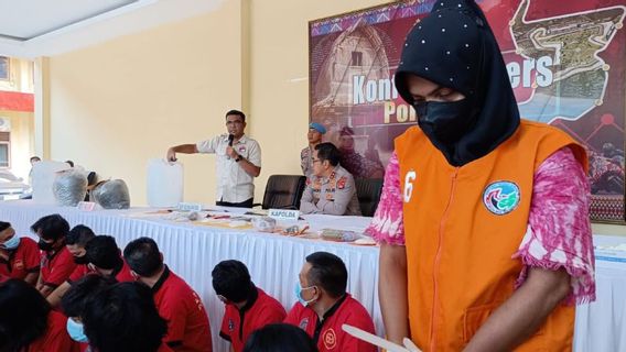 Woman from Aceh, Courier of 9.5 Kg of Cannabis in Soy Sauce Jerry Can Arrested in Lombok