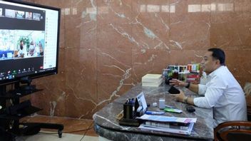 Surabaya Mayor Tegur, Dr. Soetomo Sub-district Officer Via CCTV, Use Sandal And Distribute Warga