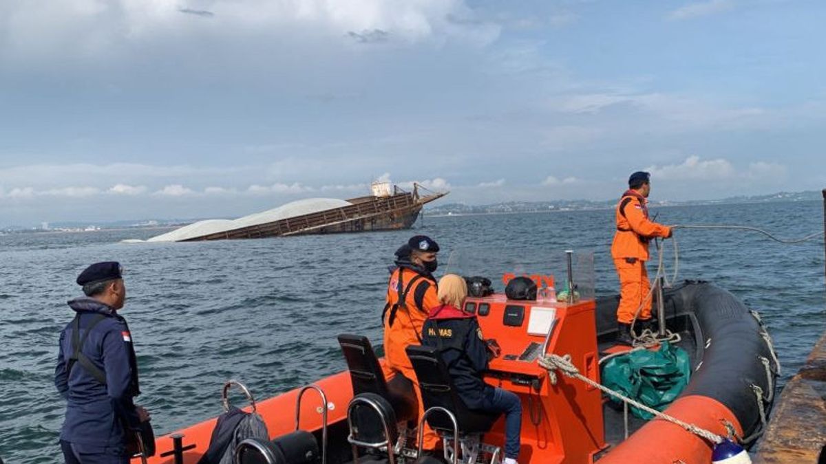 運輸省、バタム島で2隻の船舶衝突事故を視察