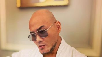 After Failing To Create A Podcast With Dinar Candy, Deddy Corbuzier Says Goodbye From Social Media