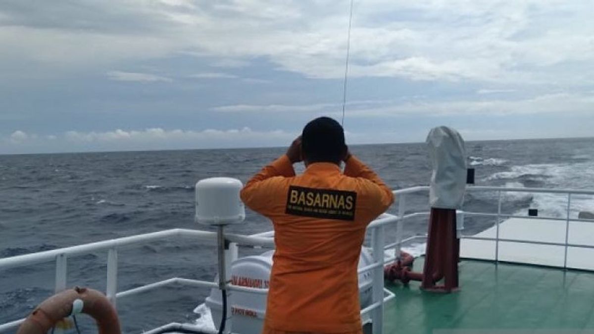 Joint SAR Team Searches For 8 Speedboat Passengers Who Sank In SBT Maluku