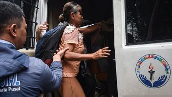 Recherche d’une femme mystérieuse qui ne paie pas pour manger et pour les taxis, Sudinsos Jakbar Sisir Cengkareng jusqu’à Kembangan