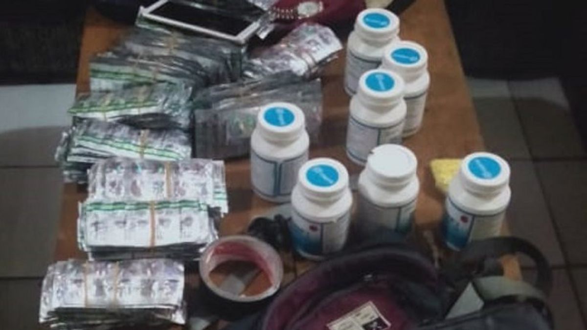 Operating To Villages, Police Arrest 4 Perpetrators And Confiscate 15 Thousand Illegal Drugs In Sukabumi