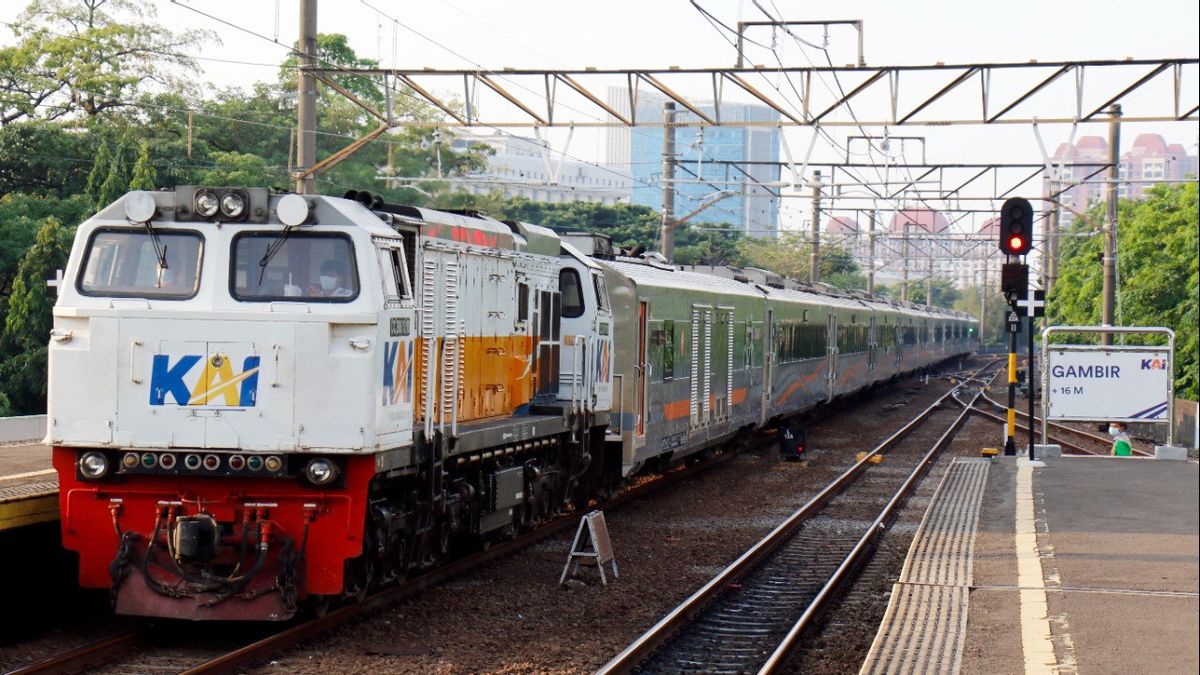 レバラン・イドゥク・フィトリに先立ち、17,500人の乗客がパサール・セネン駅とガンバルから列車で出発