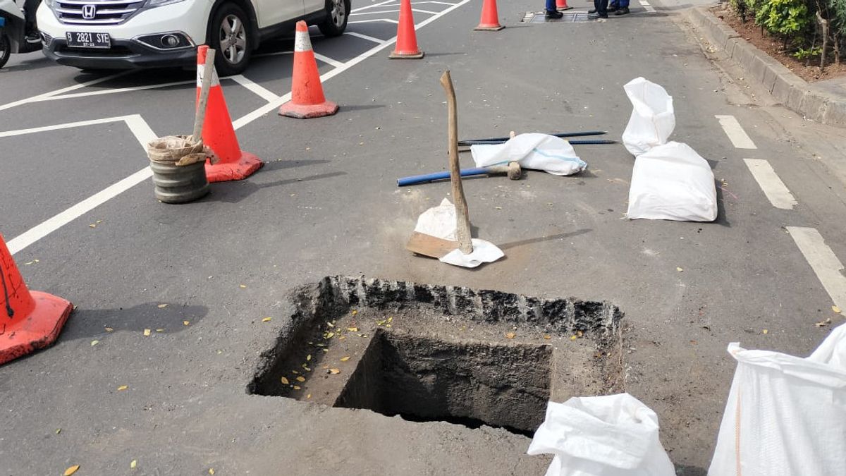 Besi Penutup Saluran Air di Jalan Raya Senen Hilang Dicuri Maling