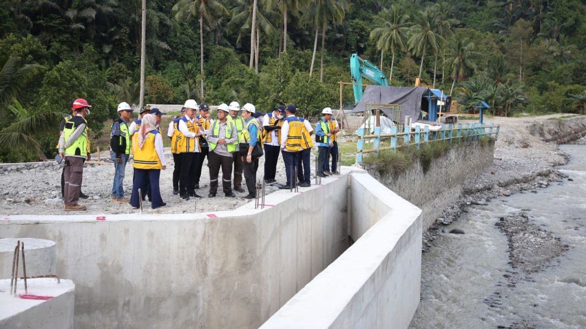 En prévision des inondations, le ministère de la PUPR Benahi Sendimentation sur 3 rivières à Palu
