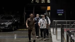 Ditangkap Gara-gara Tak Kooperatif, Pengusaha Menas Erwin Gunakan Sandal Jepit Saat Tiba di Kantor KPK