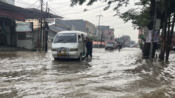 Gara-gara Kubangan Air Bekas Banjir di Koja, Pemotor Aniaya Sejoli di Pinggir Jalan