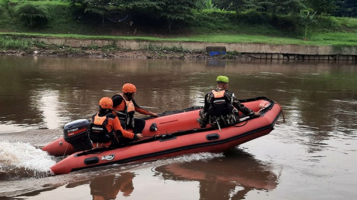 13岁的Hanyut男孩在Ciliwung River Bantaran坠落的球时溺水身亡