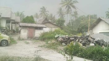 La Pluie De Cendres Se Produit Dans La Région Orientale Du Versant Merapi